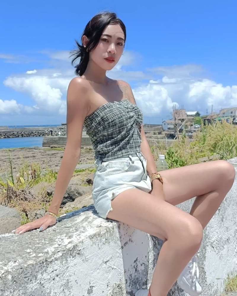 內內身材修長。