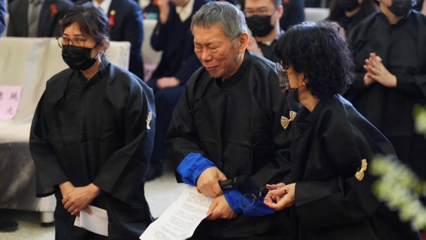 民眾黨前主席柯文哲父親柯承發老先生10日舉行告別式，在押的柯文哲在矯正署人員戒護下，出席父親的告別式。