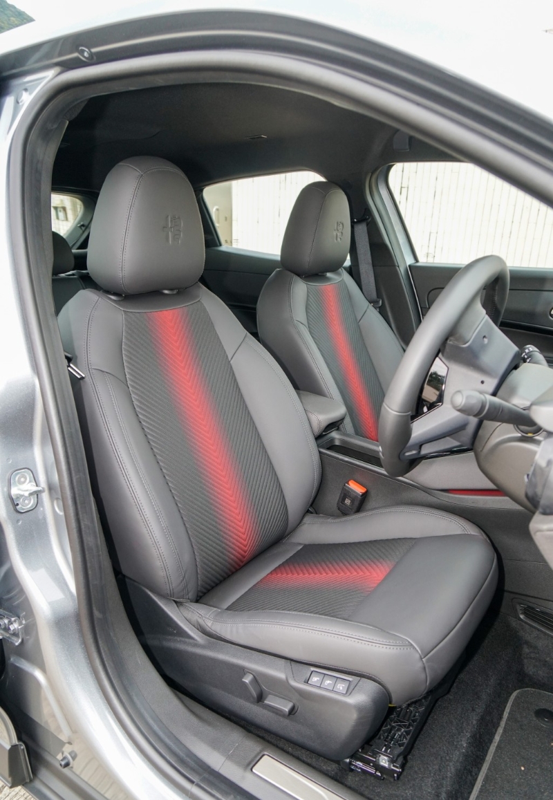 座椅由布料和生態皮革包裹