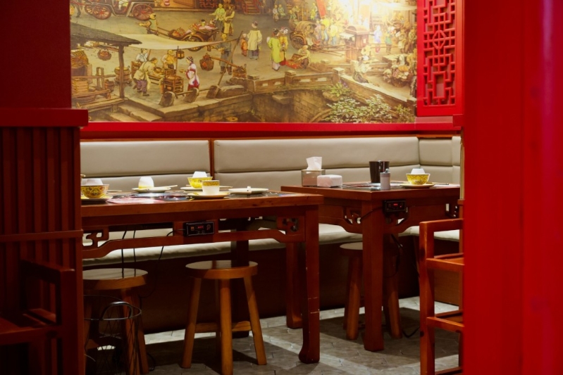 餐廳裝潢以中國宮廷風格為主題，營造古色古香的氛圍。