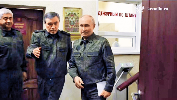 格拉西莫夫將軍(左二) 格拉西莫夫將軍(左二)