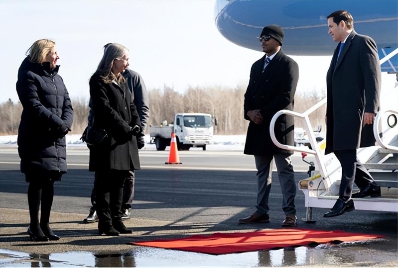 加拿大13日迎接魯比奧的紅毯引起網民注意 圖源：美聯社