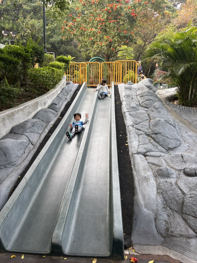 香港游樂場的滑梯多以塑膠制作，磚石質感的相當少見。（圖片來源：《親子王》）