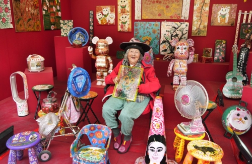 特別展出由94歲本地藝術家花婆婆在不同家具上繪畫“花”的家具藝術品（圖片來源：《星島日報》吳艷玲攝）