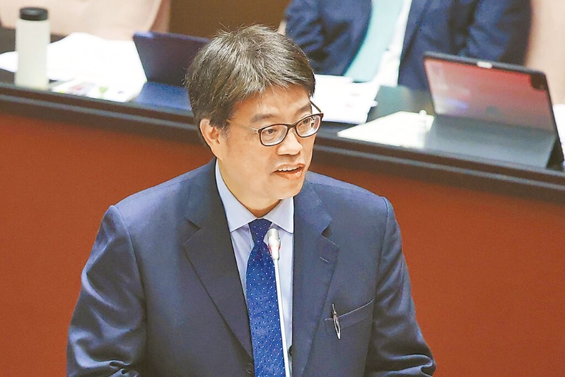 陸委會主委邱垂正17日表示，將查處在陸發展的臺灣藝人是否擁有大陸身份證件。