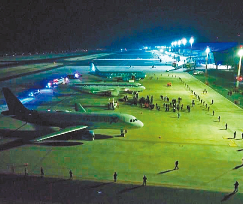 遣返移民航班。