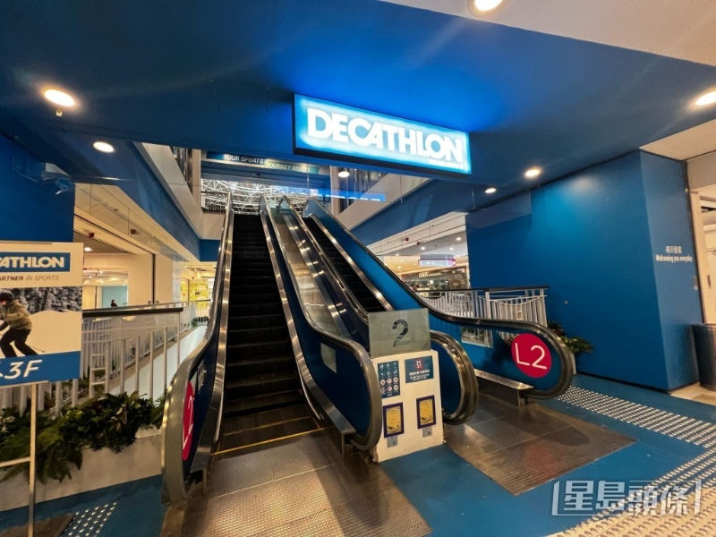 迪卡儂DECATHLON旗艦店于2019年進駐將軍澳尚德廣場，為全港最大分店，零售空間佔地36,000平方呎，出售一系列價格親民的運動用品。