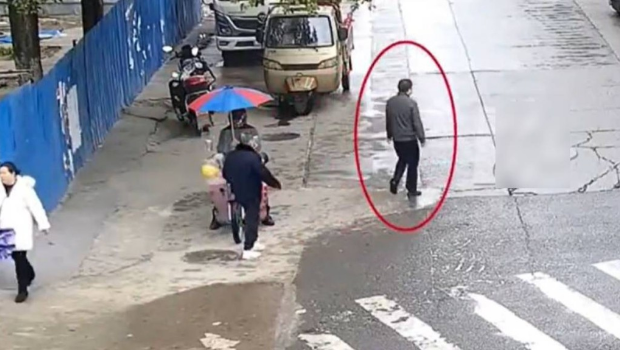 殺人疑犯王某找同鄕學煮飯暴露行蹤被捕。