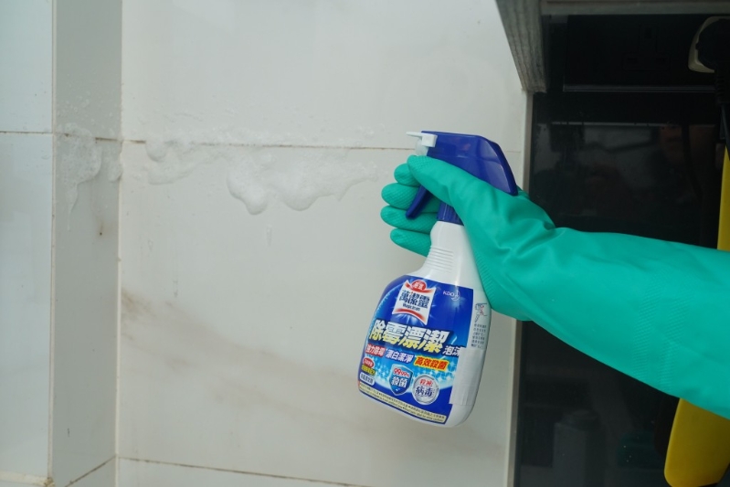 用除霉噴霧直接噴上墻壁縫隙，待霉菌消失后即可沖洗。