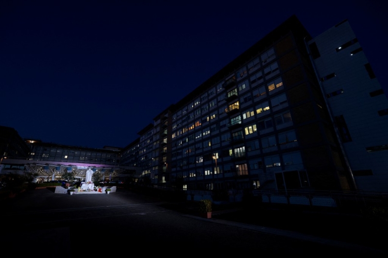 教宗已在羅馬的金美利醫院（Gemelli Hospital）住院近五周。路透社