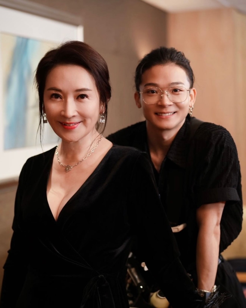 龔慈恩上身低胸剪裁突出她的好身材。