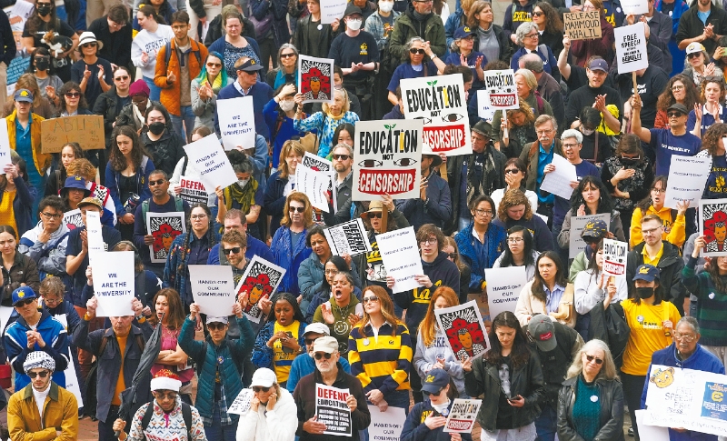 柏克萊加大教職員工舉示威標語牌抗議。