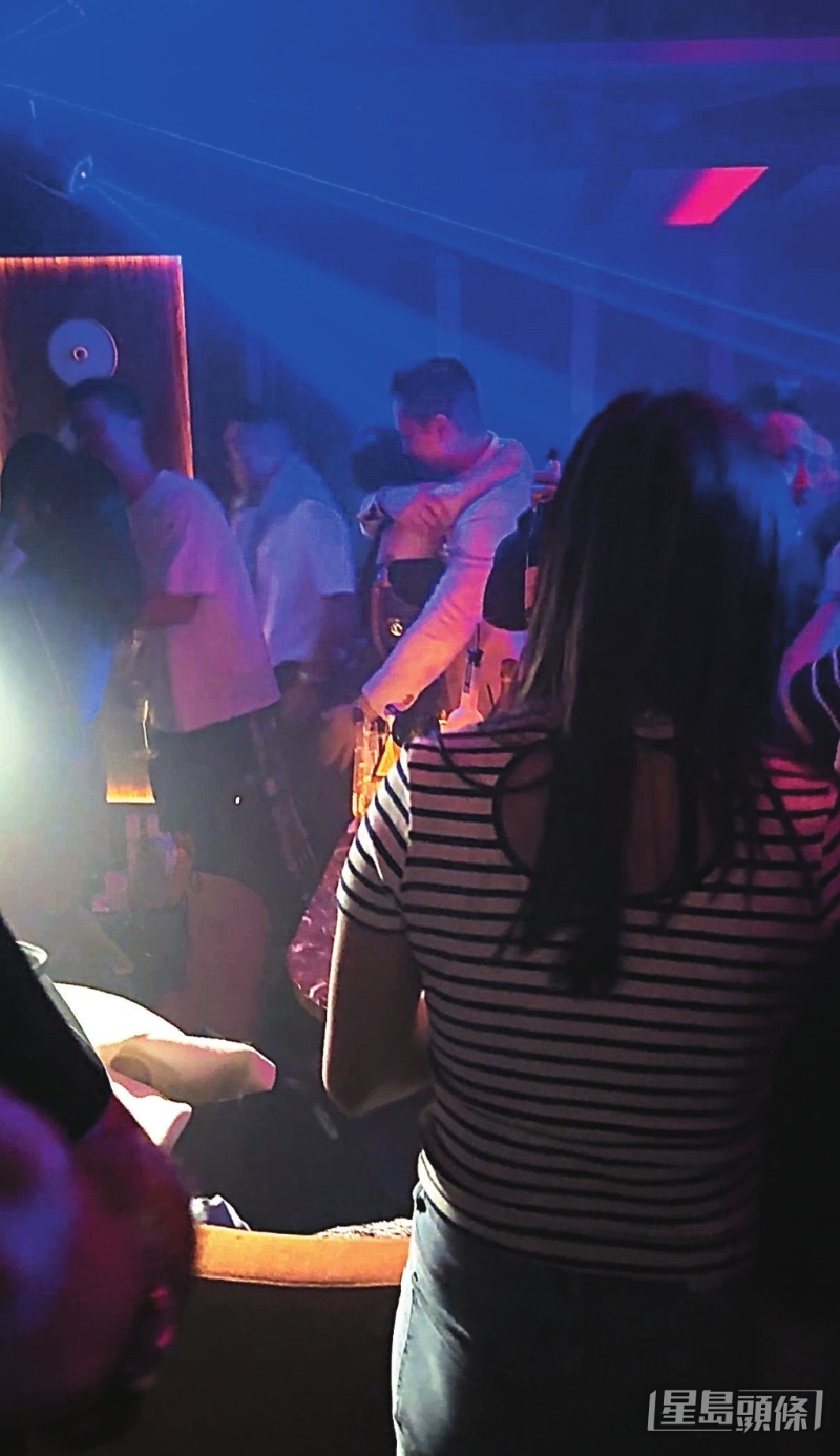 最新一期《東周刊》直擊胡杏兒老公李乘德夜場攬女。 （《東周刊》圖片）