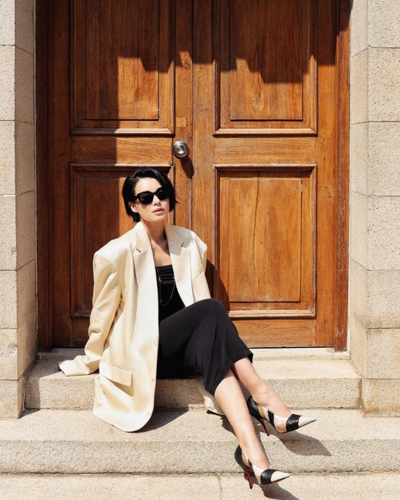 胡杏兒在IG上載早前出席米蘭時裝周期間的街拍照。