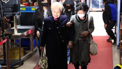 臺北地院20日針對京華城案開庭，提訊前臺北市長柯文哲等4人?？挛恼芷拮雨惻彗鳎ㄓ遥?、母親何瑞英（左）抵達北院領完旁聽證后，回家休息，在開庭前返回北院旁聽。