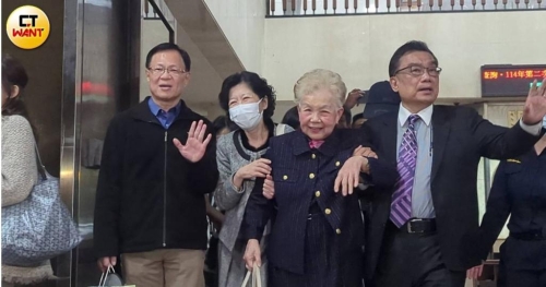 陳佩琪攙扶柯媽離開北檢。