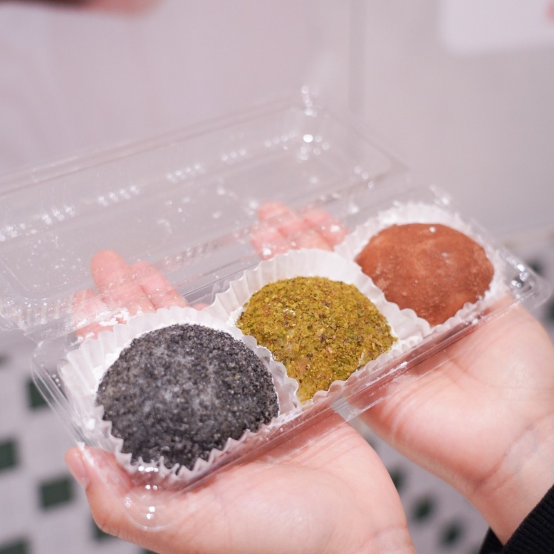 同樣供應自家名物爆餡糯米糍，口味包括開心果（$15）、巧克力榛子（$15）、黑芝麻（$10）及花生（$8）。（圖片來源：APITA）