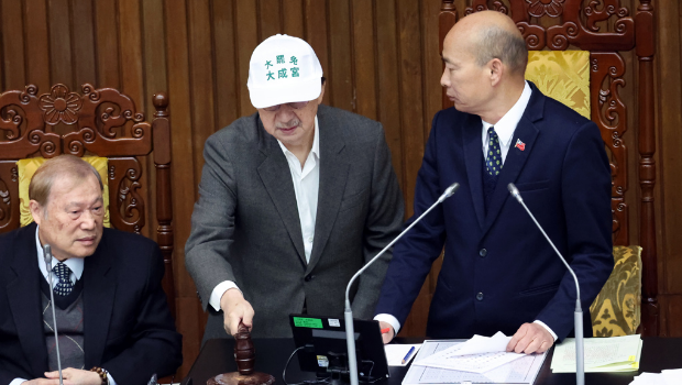 民進黨團總召柯建銘（中）上到主席臺，當著院長韓國瑜（右）的面拿起木槌敲擊。