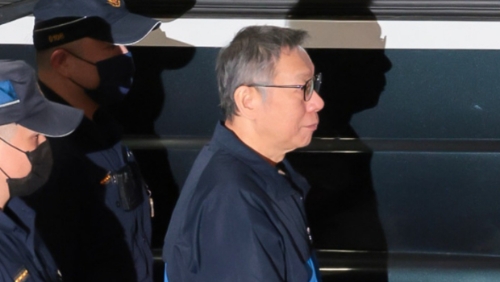 臺北地院20日提訊柯文哲（右一）進行訴訟爭點整理及延押訊問，柯深夜還押北所。