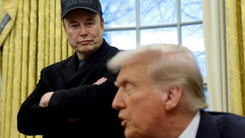 2月11日，美國華盛頓，美國總統特朗普在白宮橢圓形辦公室發表講話，馬斯克（左）在一旁旁聽。