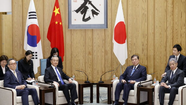 石破茂當天在官邸會見中日韓三國外長。