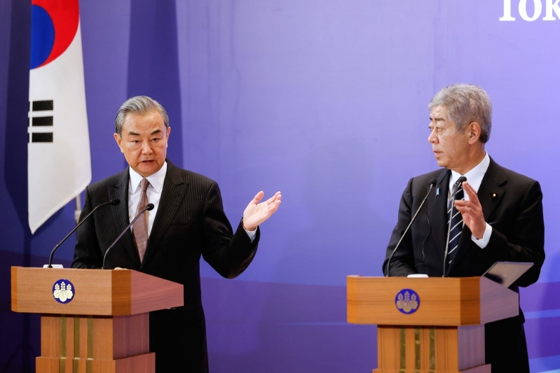 王毅（左）指討論有建設性，三國有必要加強溝通及增進互信。美聯社