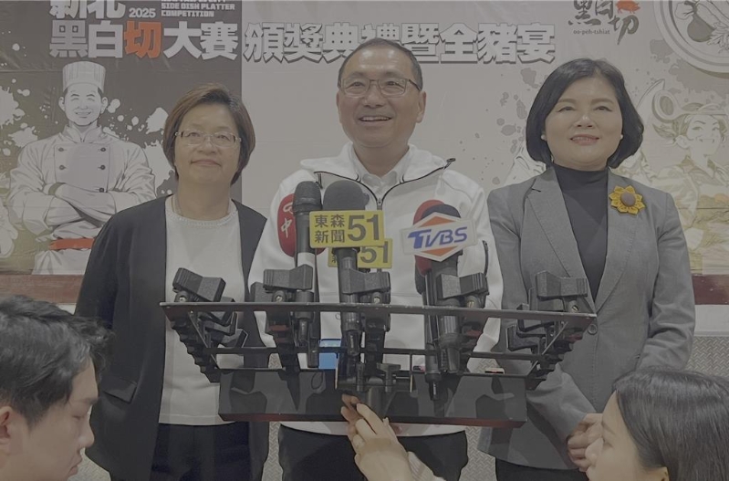 對于民眾黨有意在2026藍白合，新北市長侯友宜表示，現階段應各司其職認真打拼。