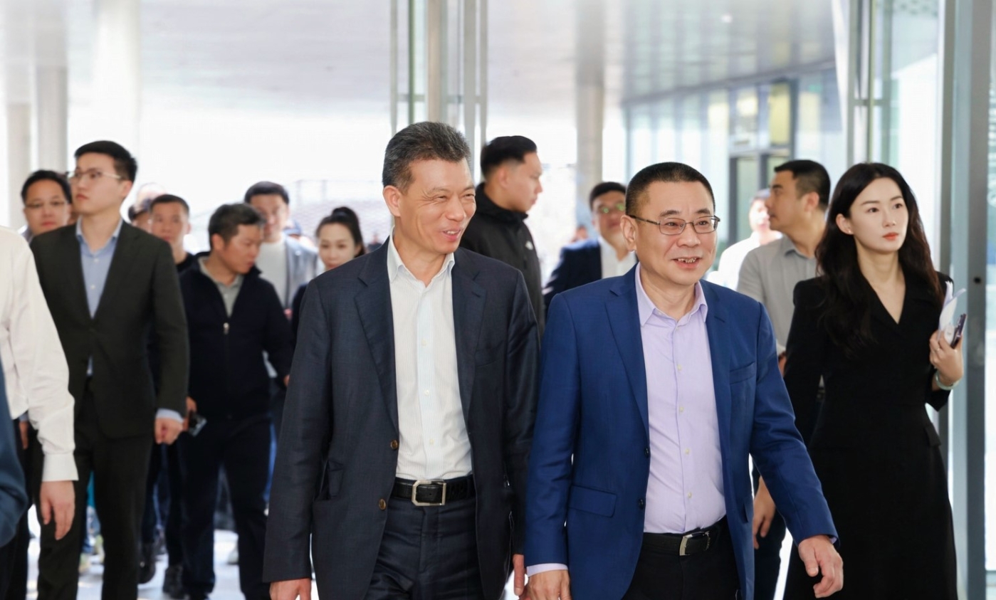 佳兆業集團控股董事局主席、星島新聞集團主席郭英成（左）與深圳市天?。瘓F）股份有限公司總裁何云武（右）參觀玉塘文體中心。