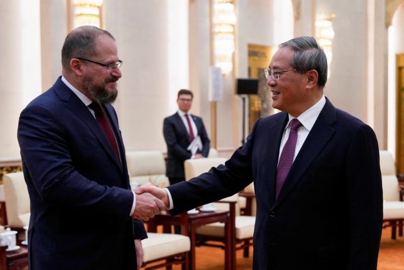 李強和高通公司執行長 Cristiano Amonq握手?！⌒氯A社