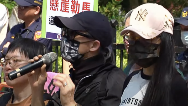 亞亞老公（左）首發聲