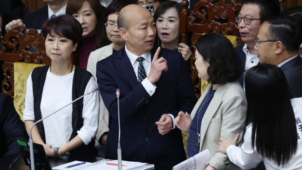 “立法院”25日院會開始，民進黨“立委”上到主席臺包圍院長韓國瑜（中）杯葛議事，并要求說明新黨副秘書長游智彬事件，韓宣布休息。