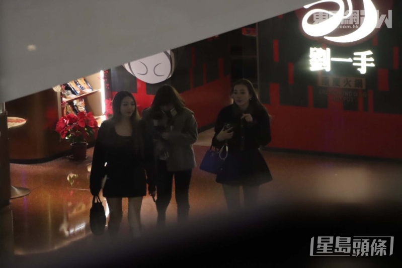 最新一期《東周刊》直擊李蘊與兩名閨蜜吃火鍋狂呻。(《東周刊》圖片)