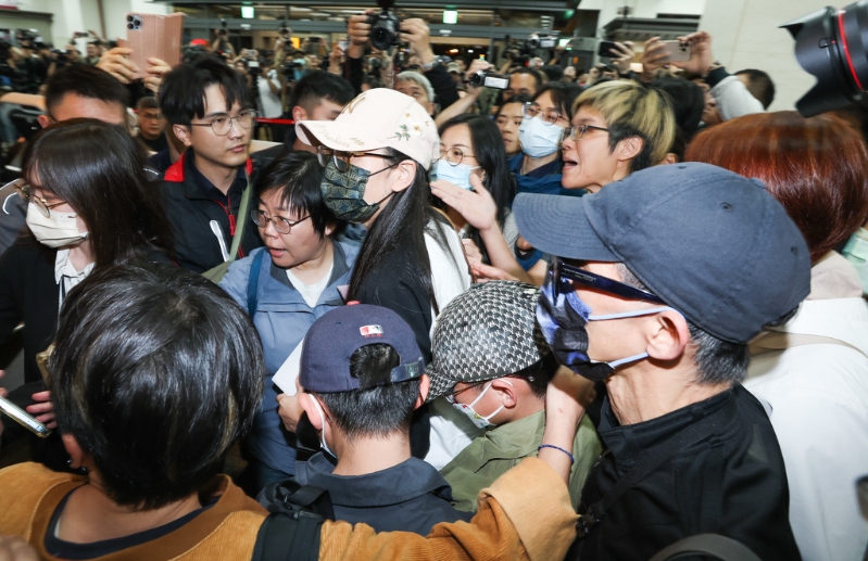 陸配網紅劉振亞「亞亞」（中戴白帽者）因公開宣傳武統，遭內政部移民署廢止其依親居留許可，并要求她最遲需于25日深夜離境，否則將面臨強制遣返。25日晚間，亞亞與孩子及老公現身松山機場在航空公司柜臺辦理手續，將搭乘晚間20時45分廈門航空的班機前往福州。