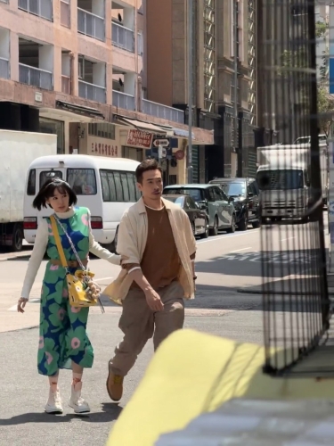 有內地網民因不認識與陳豪同框的譚凱琪，誤會已婚的陳豪被拍到遭一名女子扶實過馬路。