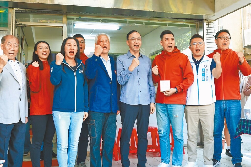 大罷免潮續燒，國民黨主席朱立倫（右四）25日出席民團「地動刪瑤」成立罷瑤總部活動，擔任罷瑤總部的首日志工?！傅貏觿h瑤」召集人賴苡任（右三）表示，這幾天不少民眾關心第二階段何時啟動。