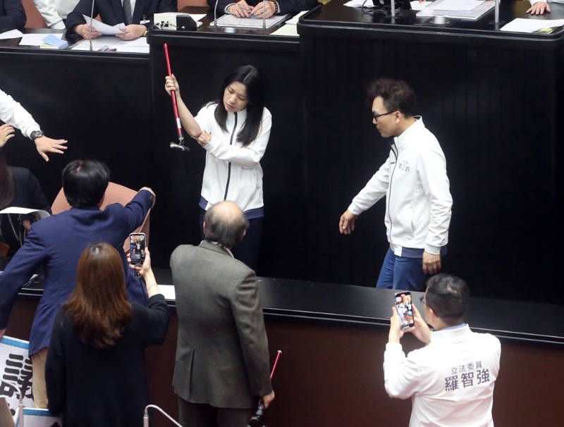 柯建銘(前中) 柯建銘(前中)