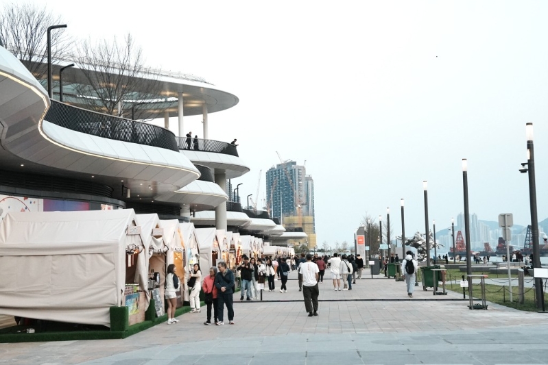 「啟德美食海灣嘉年華」即日起至4月27日期間，每逢周五至周日、及公眾假期期間，于啟德主場館旁海濱位置的美食海灣舉行。