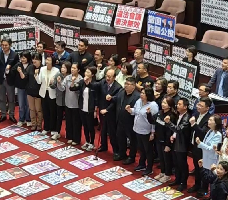 民進黨今日一早就進入議場占領主席臺，試圖阻擋今日確認議事錄。