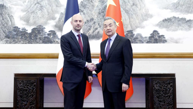 王毅27日在北京與法國外長巴霍舉行會談。