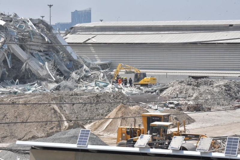 建筑物倒冧后，有傳多名工人被瓦礫活埋。 Fire & Rescue Thailand@facebook