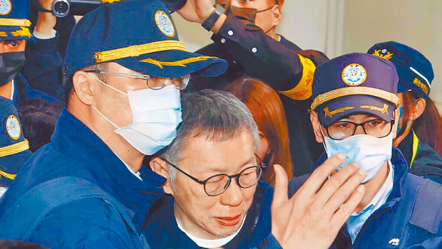 民眾黨前主席柯文哲被法院裁定延長羈押禁見2個月。