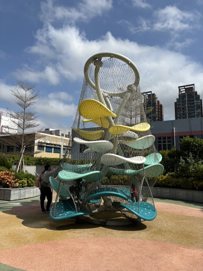 別少看這個層層塔，爬到最高需要一定的膽量和技巧。（圖片來源：《親子王》）