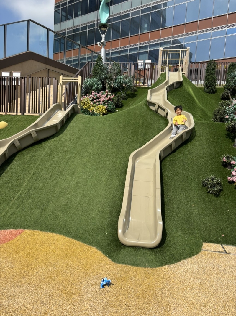 舒泰花園的滑梯有長短兩條，中途輕微轉變方向，吸引小朋友玩完再玩。（圖片來源：《親子王》）