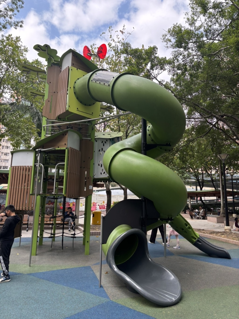 旋轉滑梯只有開首一段可望到外面，其余作密封設計，漆黑中滑下十分刺激。（圖片來源：《親子王》）