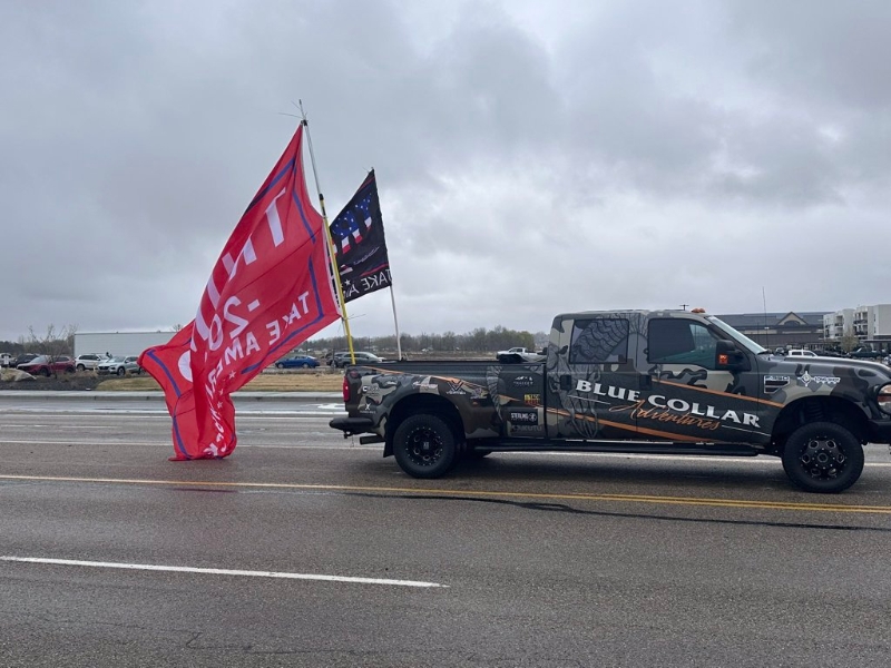 愛達荷州梅里迪恩鎮是特朗普支持者居多的地方，當反馬斯克的抗議活動發生之際，特朗普支持者舉著MAGA大旗開車經過，引發抗議者的沖撞。X