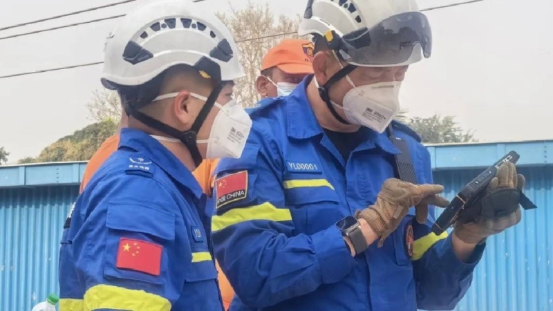 岳麓藍天救援隊30日在曼德勒救出1名幸存者。 人民網.jpg