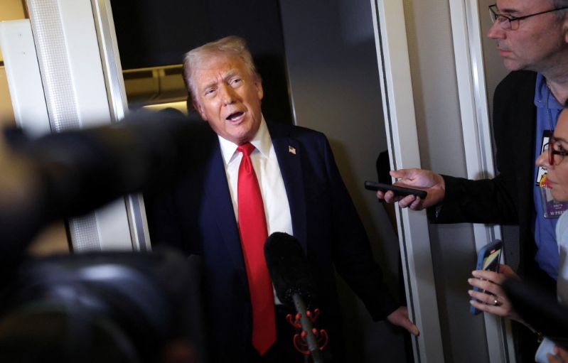 特朗普在總統專機空軍一號機上向媒體表示，對等關稅鎖定所有國家。 路透社