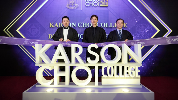 港大為感謝蔡加讚（中）慷慨捐助，于學院禮堂舉行銘謝禮，港大校長張翔（右）及院長孔繁毅（左）一同主禮。