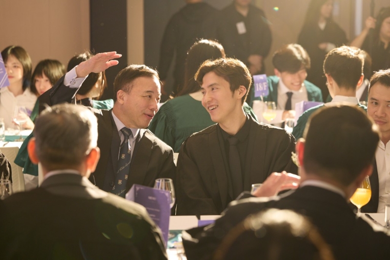 銘謝禮后，學院特別舉辦高桌晚宴。蔡加讚與張翔言談甚歡。