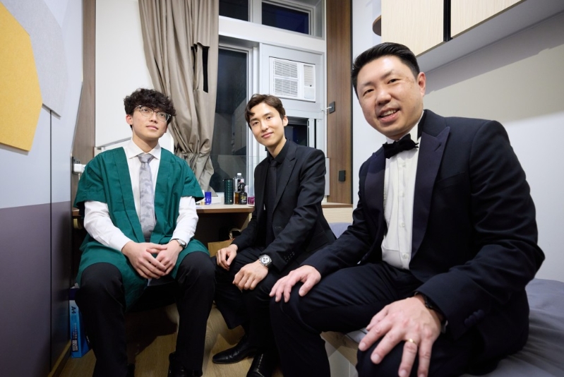 蔡加讚（中）及孔繁毅（右）到宿舍了解學生住宿環境。